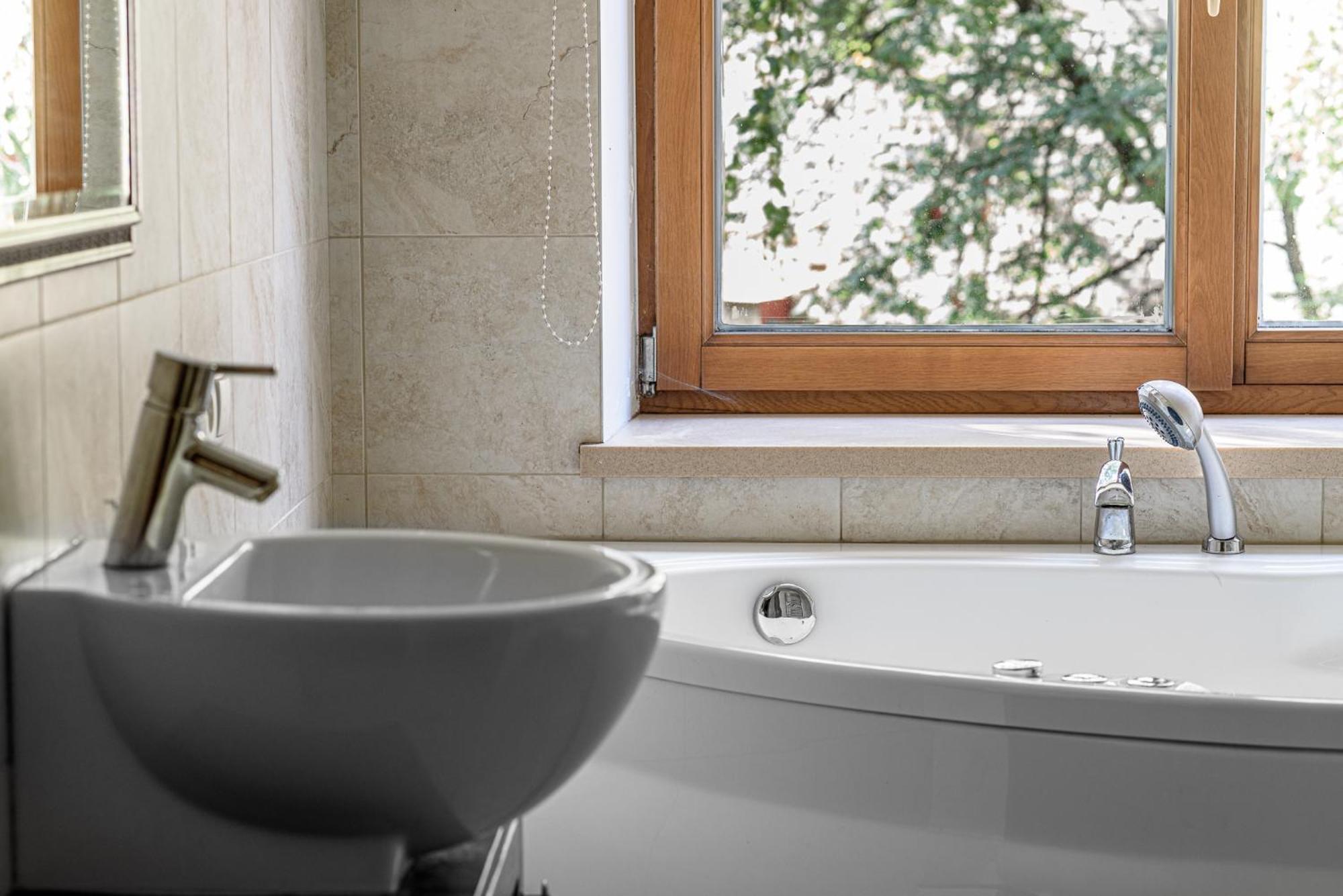 Jacuzzi Apartments X Free Parking X Self Check-In 24X7 By H&H VNO Extérieur photo